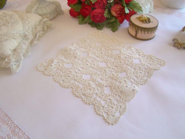 Lovely doily in Irland guipure lace 1940