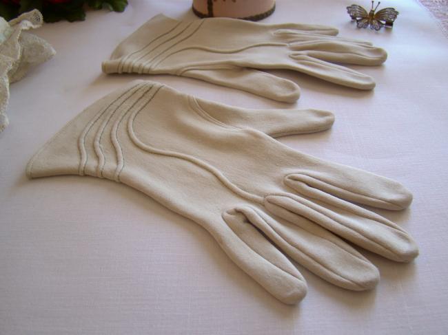 Jolie paire de gants de couleur beige en coton 1950