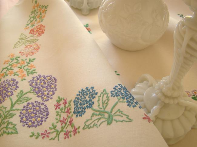 Merveilleuse nappe en lin  brodée à la main d'une guirlande d'hortensia 1930