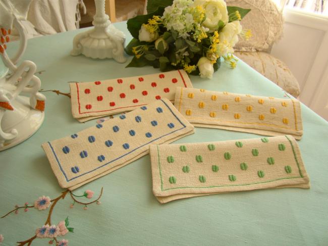 Adorable série de 4 pochettes range-serviette brodées de grains de café