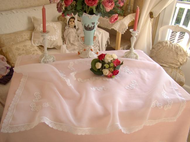 Charmante nappe à thé en organdi brodé de marguerites, Maison Noël, vers 1950