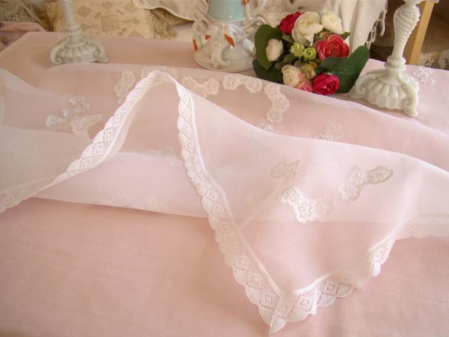 Charmante nappe à thé en organdi brodé de marguerites, Maison Noël, vers 1950