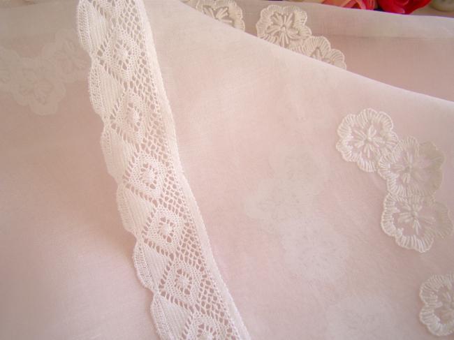 Charmante nappe à thé en organdi brodé de marguerites, Maison Noël, vers 1950