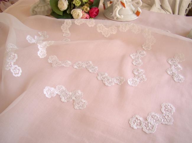 Charmante nappe à thé en organdi brodé de marguerites, Maison Noël, vers 1950