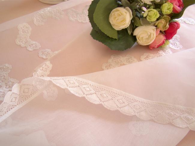 Charmante nappe à thé en organdi brodé de marguerites, Maison Noël, vers 1950