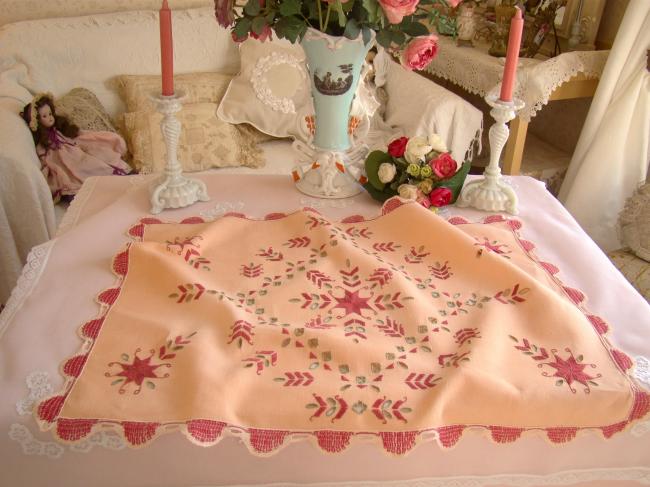 Gorgeous centrepiece with Norwegian hand-embroidery, lace circa 1930