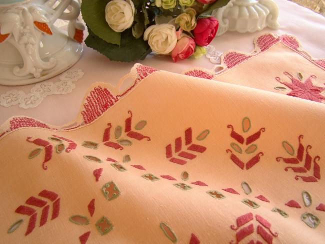 Gorgeous centrepiece with Norwegian hand-embroidery, lace circa 1930