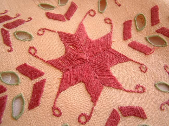 Gorgeous centrepiece with Norwegian hand-embroidery, lace circa 1930