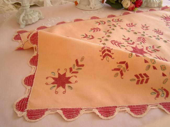 Gorgeous centrepiece with Norwegian hand-embroidery, lace circa 1930
