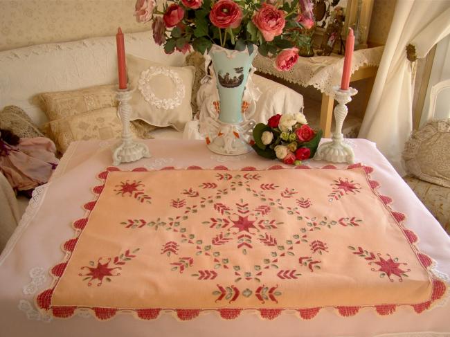 Gorgeous centrepiece with Norwegian hand-embroidery, lace circa 1930