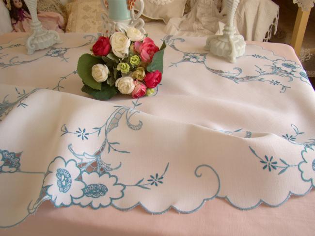 Romantique nappe en lin et broderie bleue ajourée à la Richelieu 1930