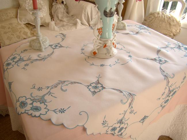 Romantique nappe en lin et broderie bleue ajourée à la Richelieu 1930