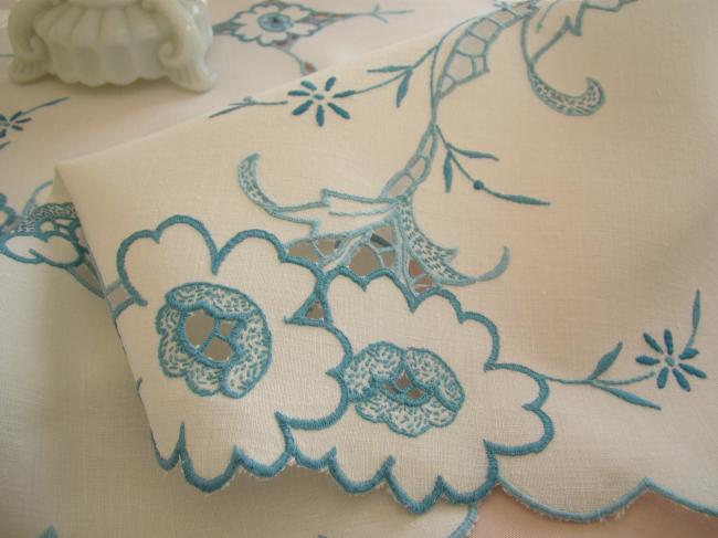 Romantique nappe en lin et broderie bleue ajourée à la Richelieu 1930