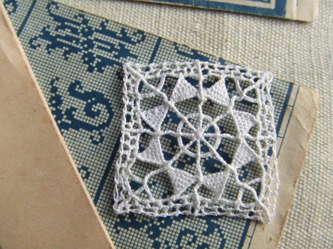 #Motif carré d'insertion pour créations porte-aiguille, boîte à couture, etc ...