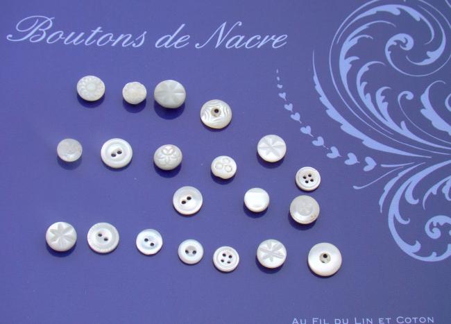 Jolie collection de 20 petits boutons anciens en nacre blanche 1900-20