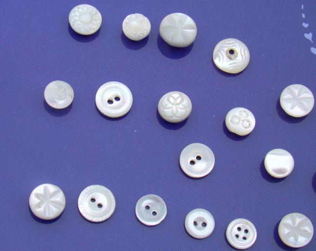 Jolie collection de 20 petits boutons anciens en nacre blanche 1900-20