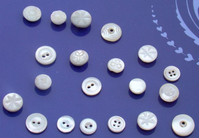 Jolie collection de 20 petits boutons anciens en nacre blanche 1900-20