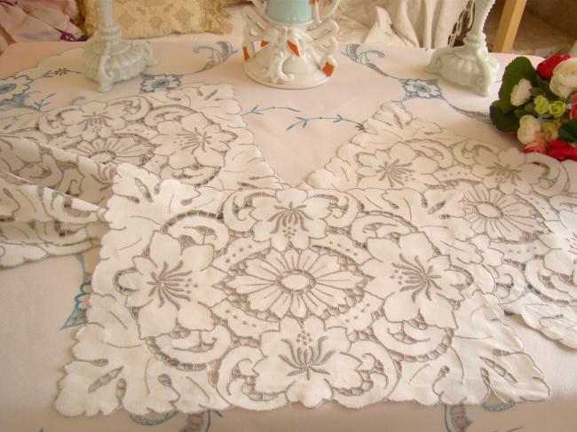 Joli service de présentation de 7 sets de table brodés de pivoines