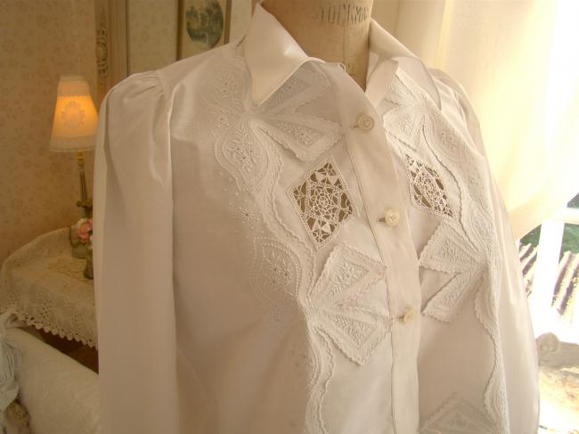 Pretty blouse with white embroidery and inserts of lace 1900