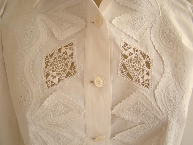 Pretty blouse with white embroidery and inserts of lace 1900