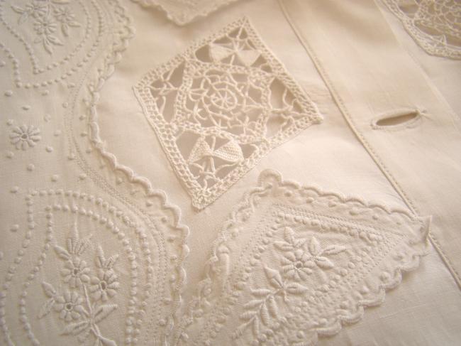 Pretty blouse with white embroidery and inserts of lace 1900