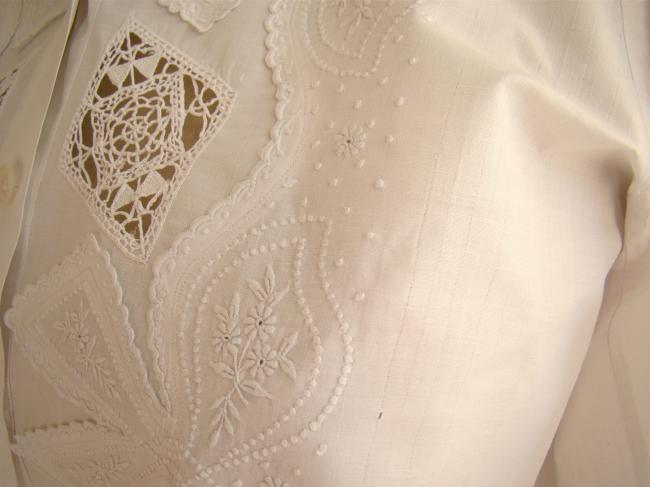 Pretty blouse with white embroidery and inserts of lace 1900