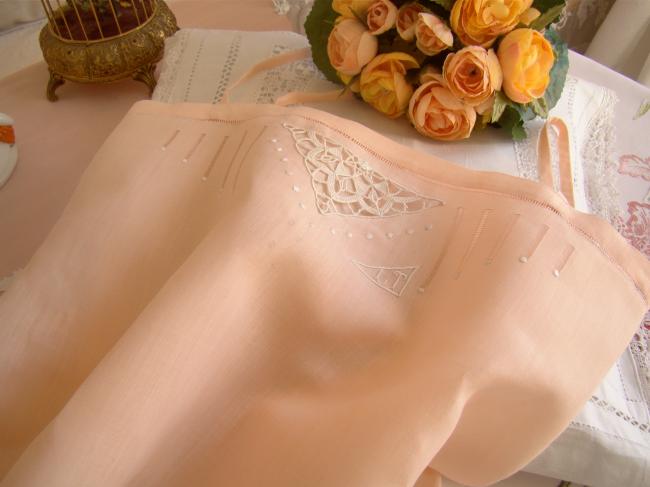 Romantique chemise de jour en linon rose saumon et dentelle Reticella 1930