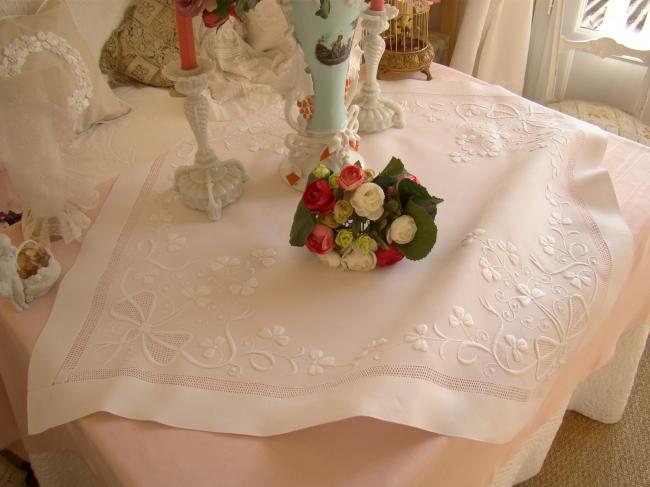 Exceptionnelle nappe en lin rebrodée de fleurs ajourées & enrubannées 1890