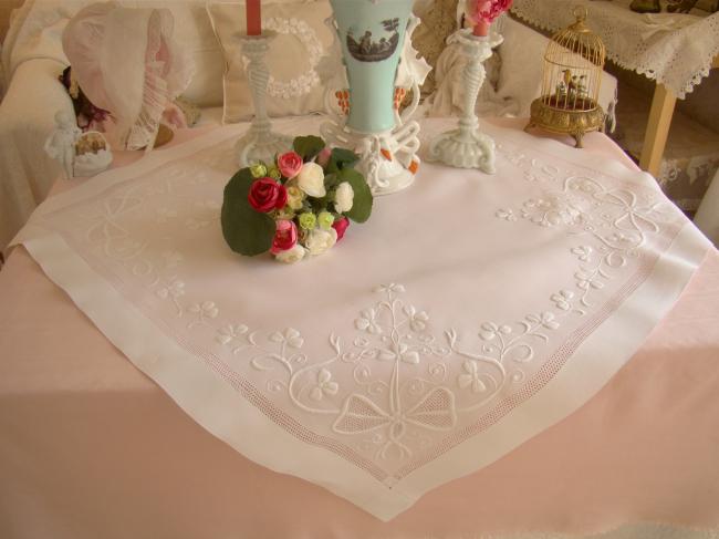 Wonderful tablecloth in fine batist of linen with open and raised white work