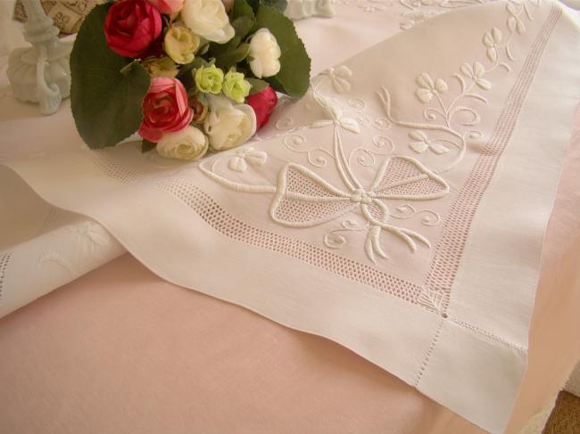 Exceptionnelle nappe en lin rebrodée de fleurs ajourées & enrubannées 1890