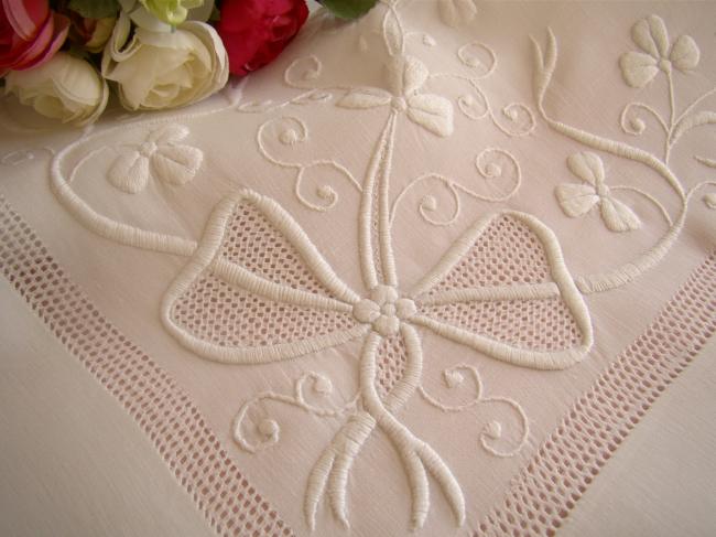 Wonderful tablecloth in fine batist of linen with open and raised white work