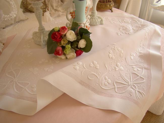 Wonderful tablecloth in fine batist of linen with open and raised white work