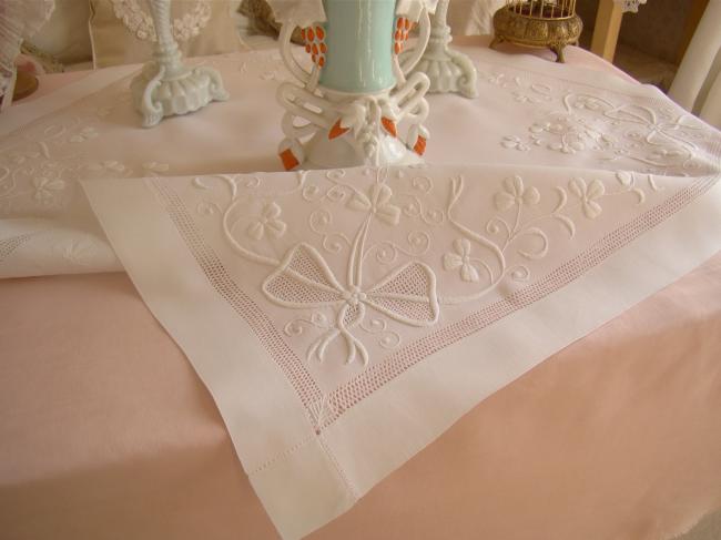 Wonderful tablecloth in fine batist of linen with open and raised white work