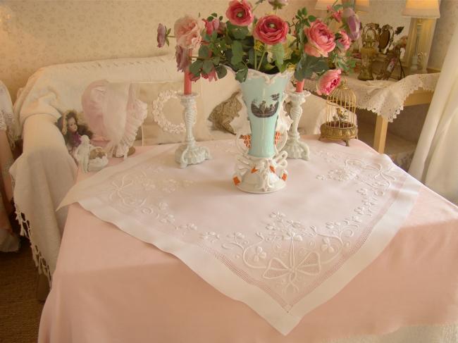 Exceptionnelle nappe en lin rebrodée de fleurs ajourées & enrubannées 1890