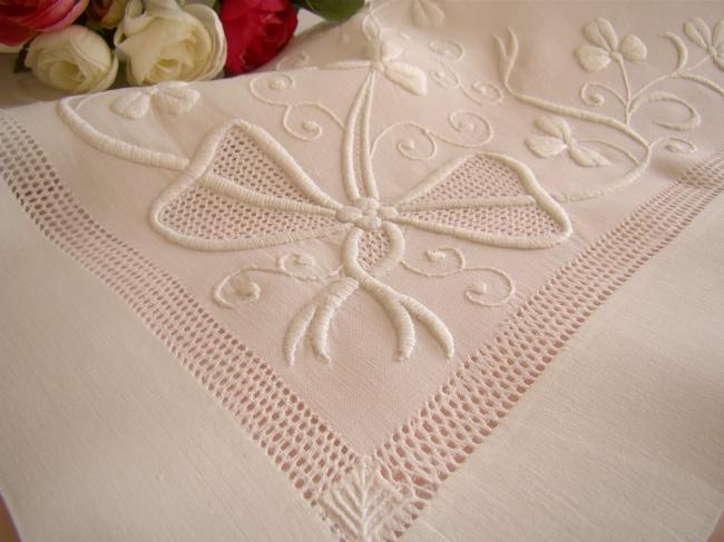 Wonderful tablecloth in fine batist of linen with open and raised white work