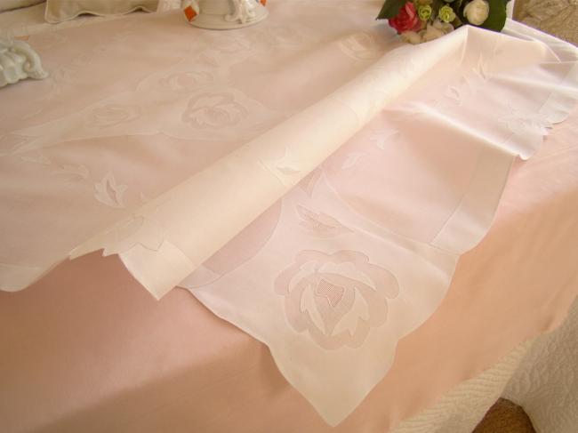 Romantique nappe en voile coton brodée d'appliqués de roses 1930