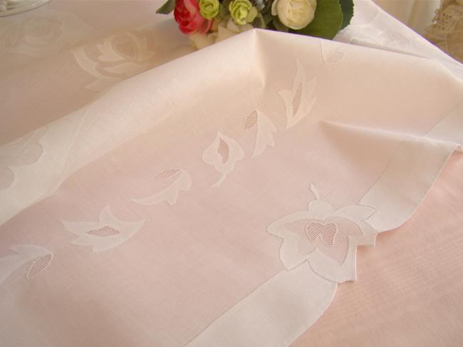 Romantique nappe en voile coton brodée d'appliqués de roses 1930