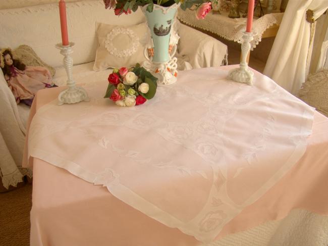 Romantique nappe en voile coton brodée d'appliqués de roses 1930