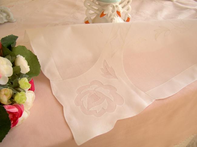Romantique nappe en voile coton brodée d'appliqués de roses 1930