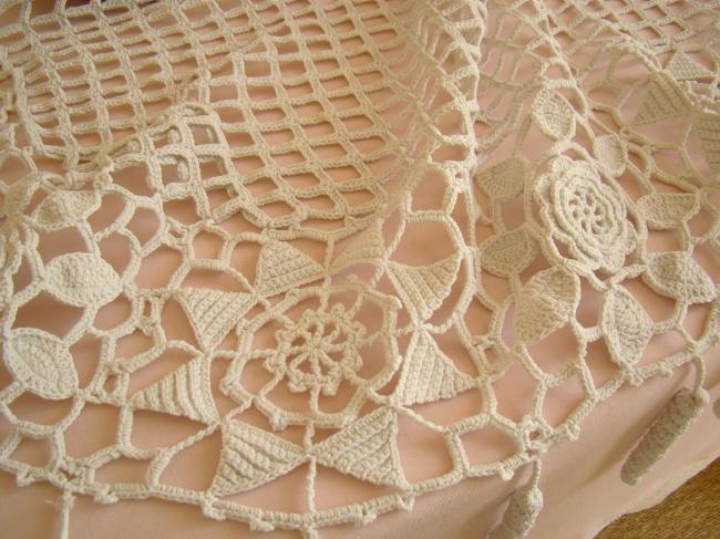 Superbe beau dessus de commode en crochet d'art, motif de fleurs 1930