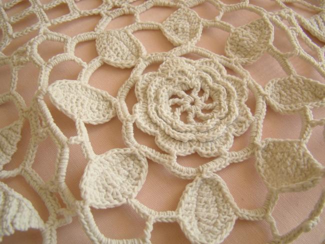 Superbe beau dessus de commode en crochet d'art, motif de fleurs 1930