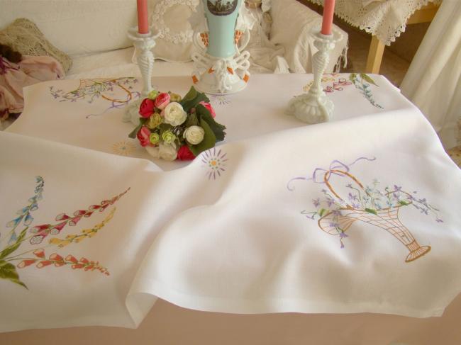 Romantique nappe brodée de paniers et lupins aux  couleurs acidulées
