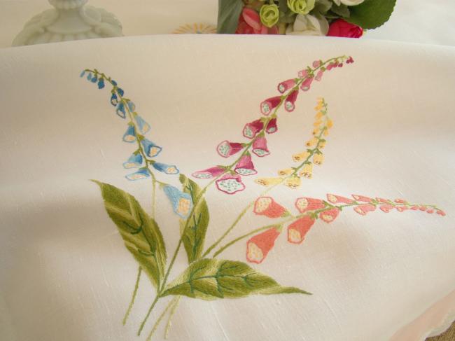 Romantique nappe brodée de paniers et lupins aux  couleurs acidulées