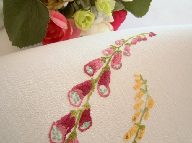 Adorable hand embroidered tablecloth with baskets, so many flowers !