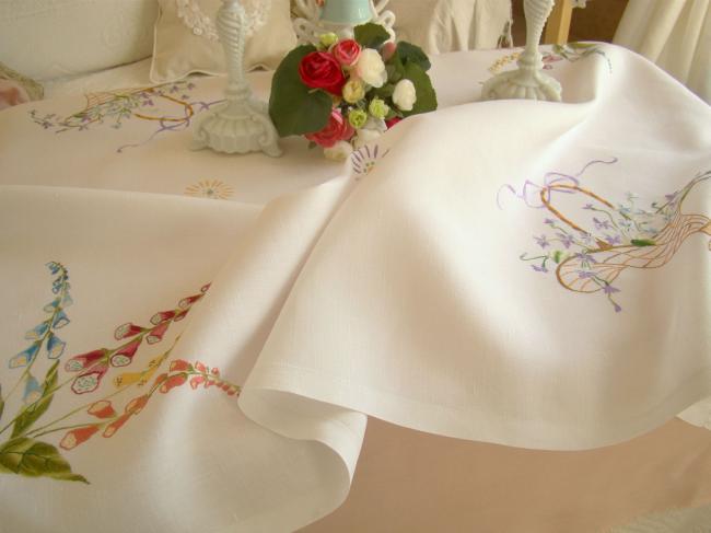 Romantique nappe brodée de paniers et lupins aux  couleurs acidulées