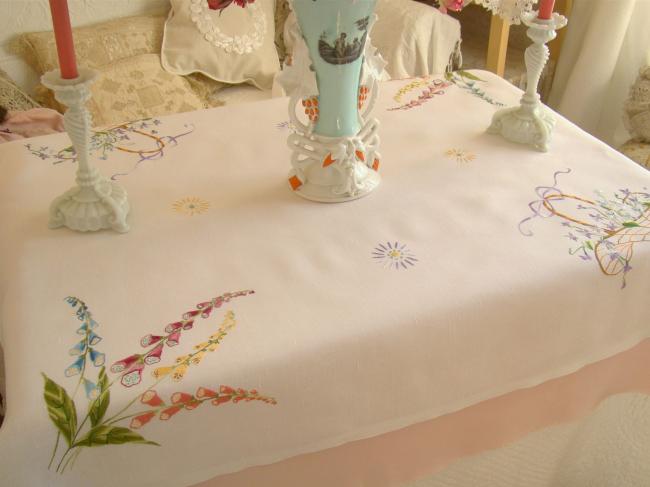 Romantique nappe brodée de paniers et lupins aux  couleurs acidulées