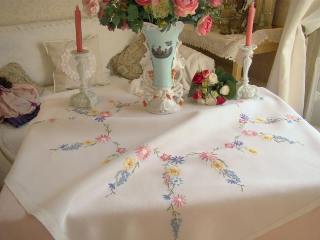 Très romantique nappe brodée à la main d'une farandole de fleurs du Printemps