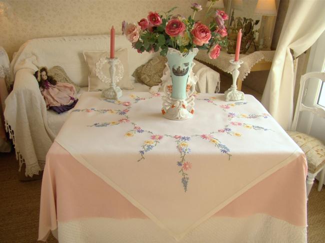 Très romantique nappe brodée à la main d'une farandole de fleurs du Printemps