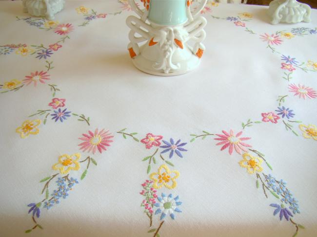 Très romantique nappe brodée à la main d'une farandole de fleurs du Printemps