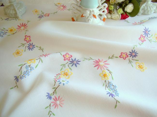 Très romantique nappe brodée à la main d'une farandole de fleurs du Printemps